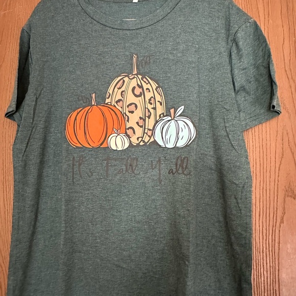 Gray woman’s tee is perfect for fall - Picture 1 of 4